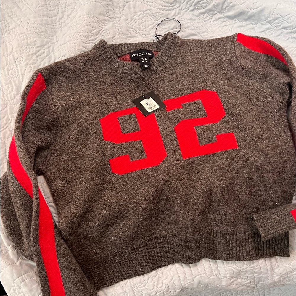 NEW W/ TAGS!! Casual Sweater! Will look nice in a pair of jeans this winter ❄️